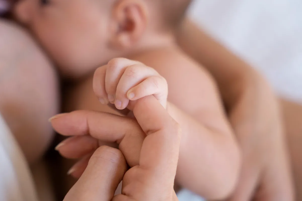 Crisis de lactancia y brotes de crecimiento del bebé — guía en español para mamás latinas